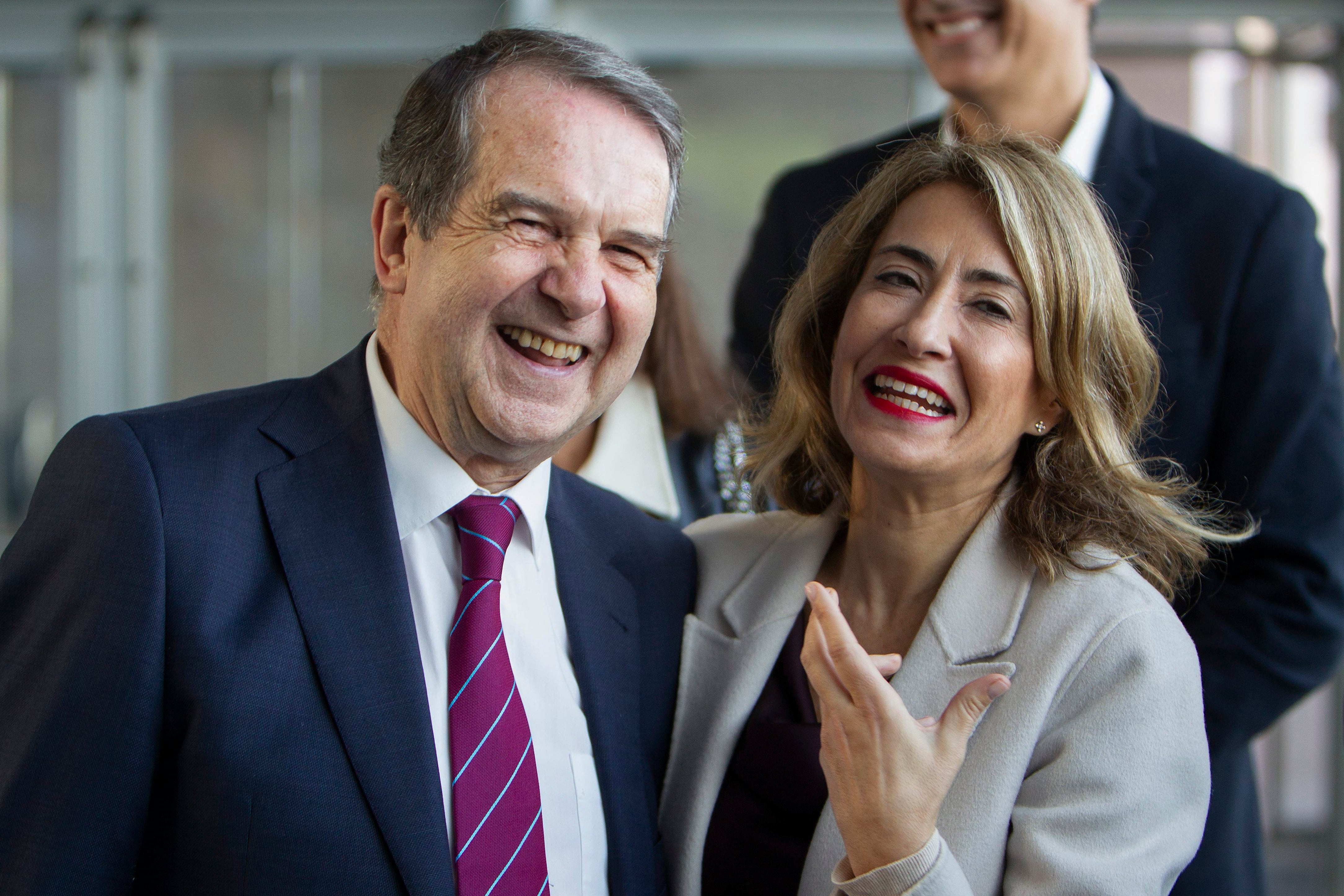 La ministra de Transportes, Movilidad y Agenda Urbana, Raquel Sánchez, y el presidente de la Federación Española de Municipios y Provincias (FEMP) y alcalde de Vigo, Abel Caballero, durante la inauguración de la segunda reunión del Foro Local para la Agenda Urbana que se celebra en el municipio gallego.. EFE / Salvador Sas