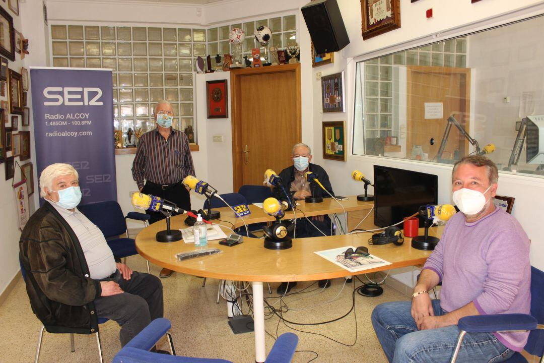 Rubén Mullor, Miquel Martí y Ramón Micó, junto a Paco Aznar, en el estudio de Radio Alcoy