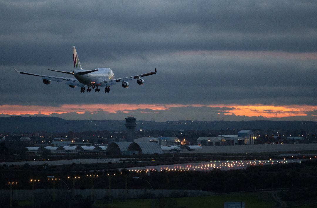 Un avión de Wamos Air proveniente de Londres que partió desde Wuhan aterriza en Madrid.