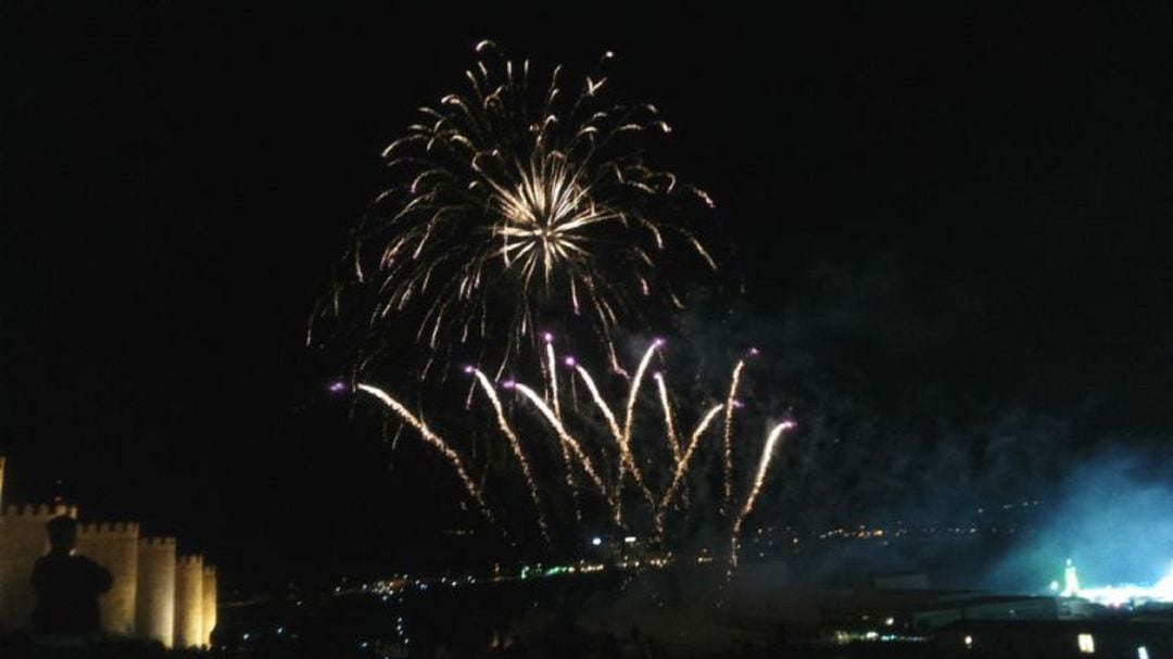 Fuegos artificiales desde el Lienzo Norte durante las fiestas de La Santa