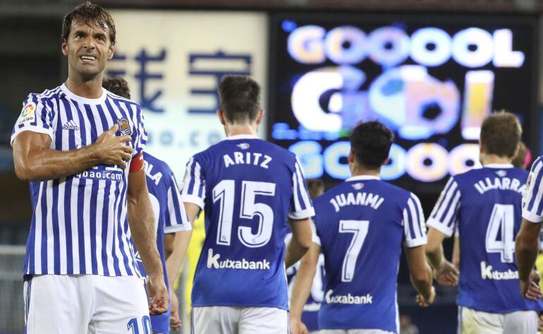 El centrocampista de la Real Sociedad Xabi Prieto celebra su gol marcado ante el Villarreal.