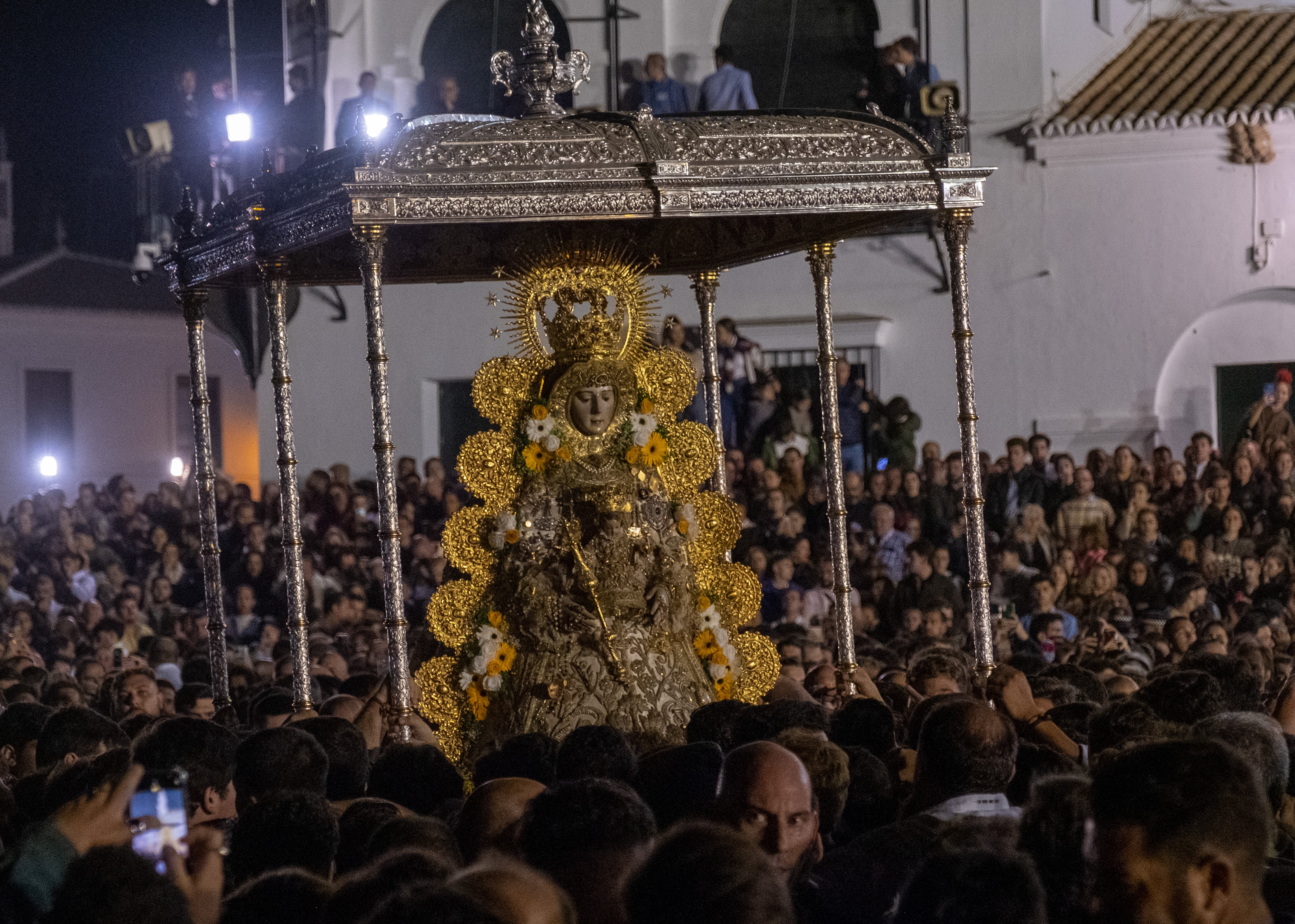 AME2608. EL ROCÍO (ESPAÑA), 29/05/2023.- Los almonteños participan hoy en la procesión de la Virgen del Rocío, en Huelva (España). Esta procesión ha sido muy esperada después de que el año pasado tuviera que suspenderse a las pocas horas de su inicio por la rotura del paso. EFE/Julián Pérez
