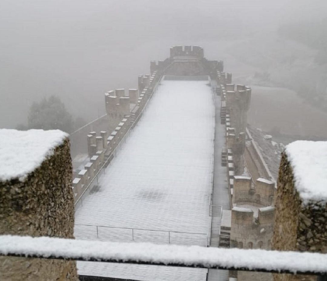 El Castillo cubierto por la nieve caída este miércoles en Peñafiel.