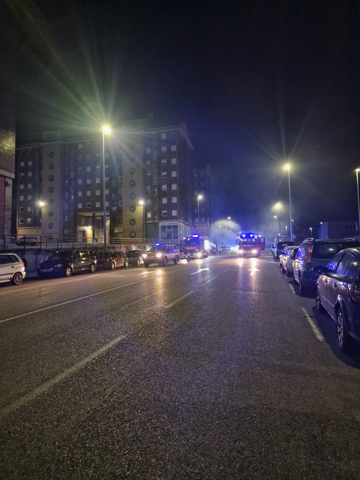 Varias dotaciones de los bomberos de Santander trabajando en la zona del incendio.