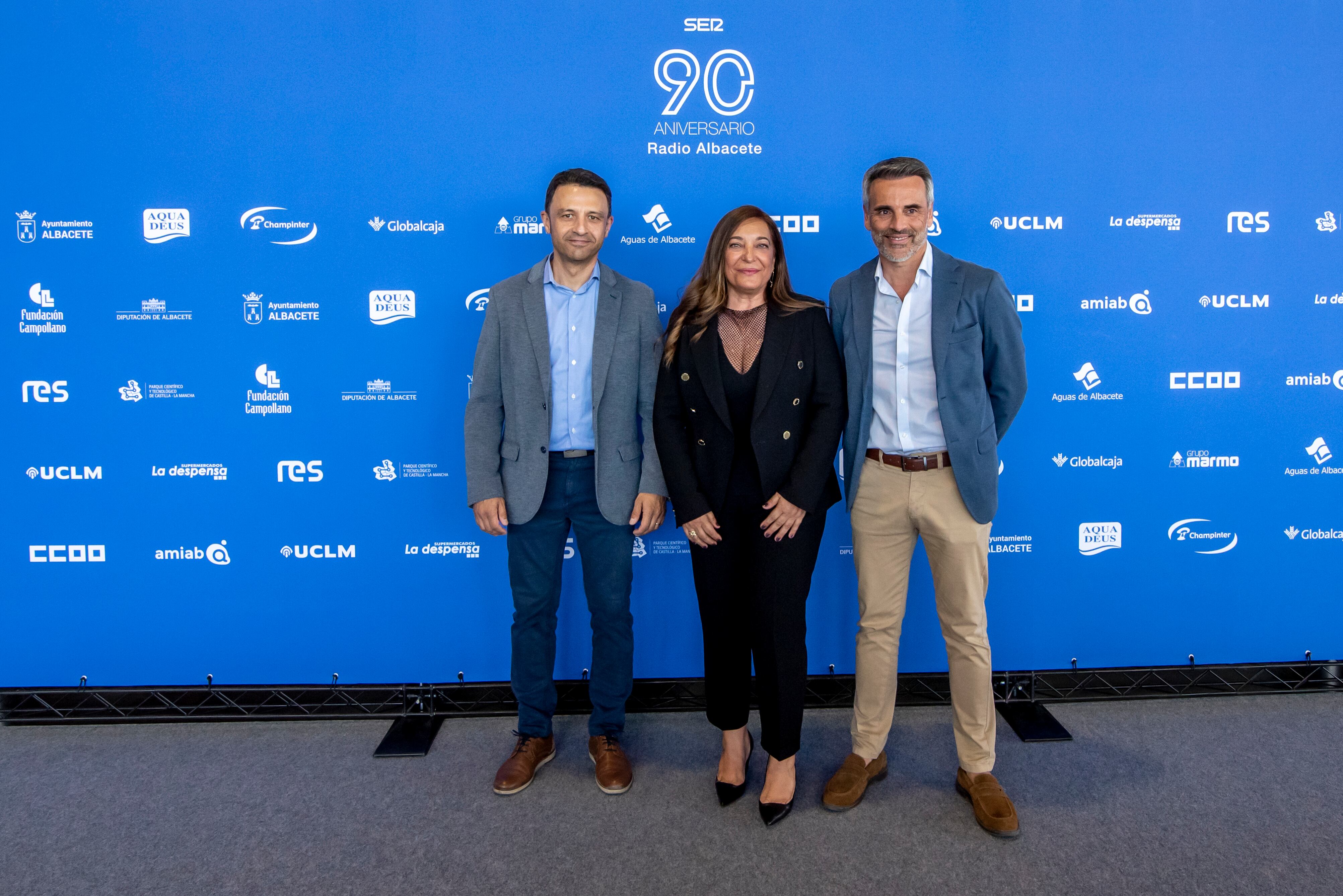 El responsable de Supermercados La Despensa en Albacete, Francisco Serrano, la directora de Radio Albacete, Justina Gómez, y el director de comunicación de Supermercados La Despensa, Luis Aznal.