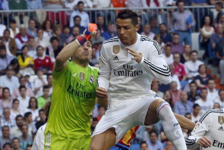 GRA478. MADRID, 09/05/2015.- El portero del Real Madrid Iker Casillas (i) y su compañero, el delantero portugués Cristiano Ronaldo (d) durante el partido de la trigésimo sexta jornada de Liga disputado ante el Valencia esta tarde en el estadio Santiago Be