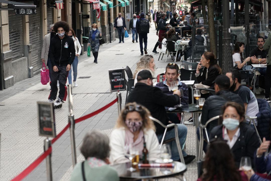 Ambiente en una terraza de un establecimiento de Bilbao un día después de la petición del Gobierno vasco de la declaración del estado de alarma debido al aumento de casos de Covid-19, en Bilbao, 