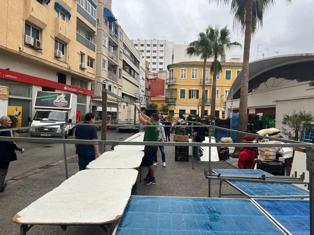 Puestos montándose en la Plaza de Abastos
