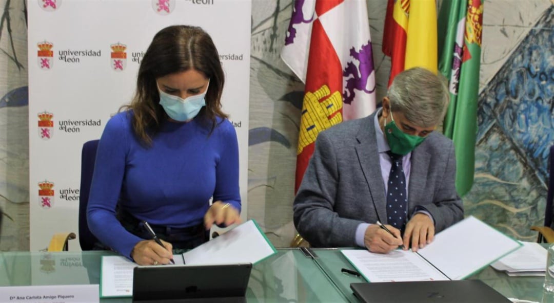 Ana Carlota Amigo, consejera de empleo, y Juan Francisco García, rector de la Universidad de León, en la firma del convenio