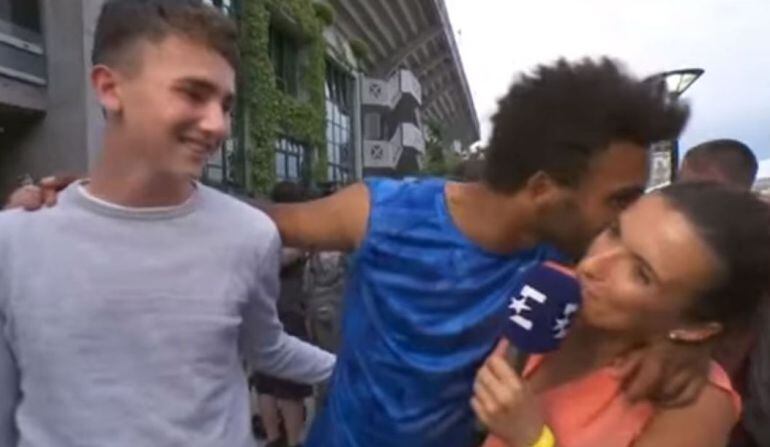 Maxime Hamou, en la acción que le ha costado su expulsión de Roland Garros.