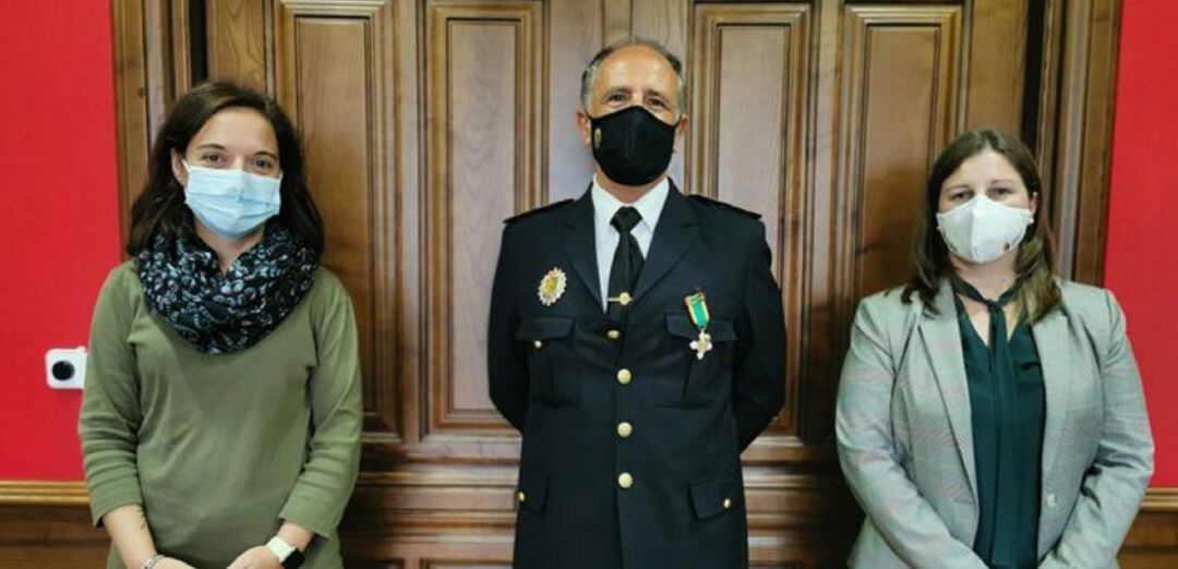 La alcaldesa de Getafe, Sara Hernández, (i) y la concejala de Seguridad, Elisabeth Melo, (d) junto con Pedro Cervel, jefe de la Policía Local de Getafe. 