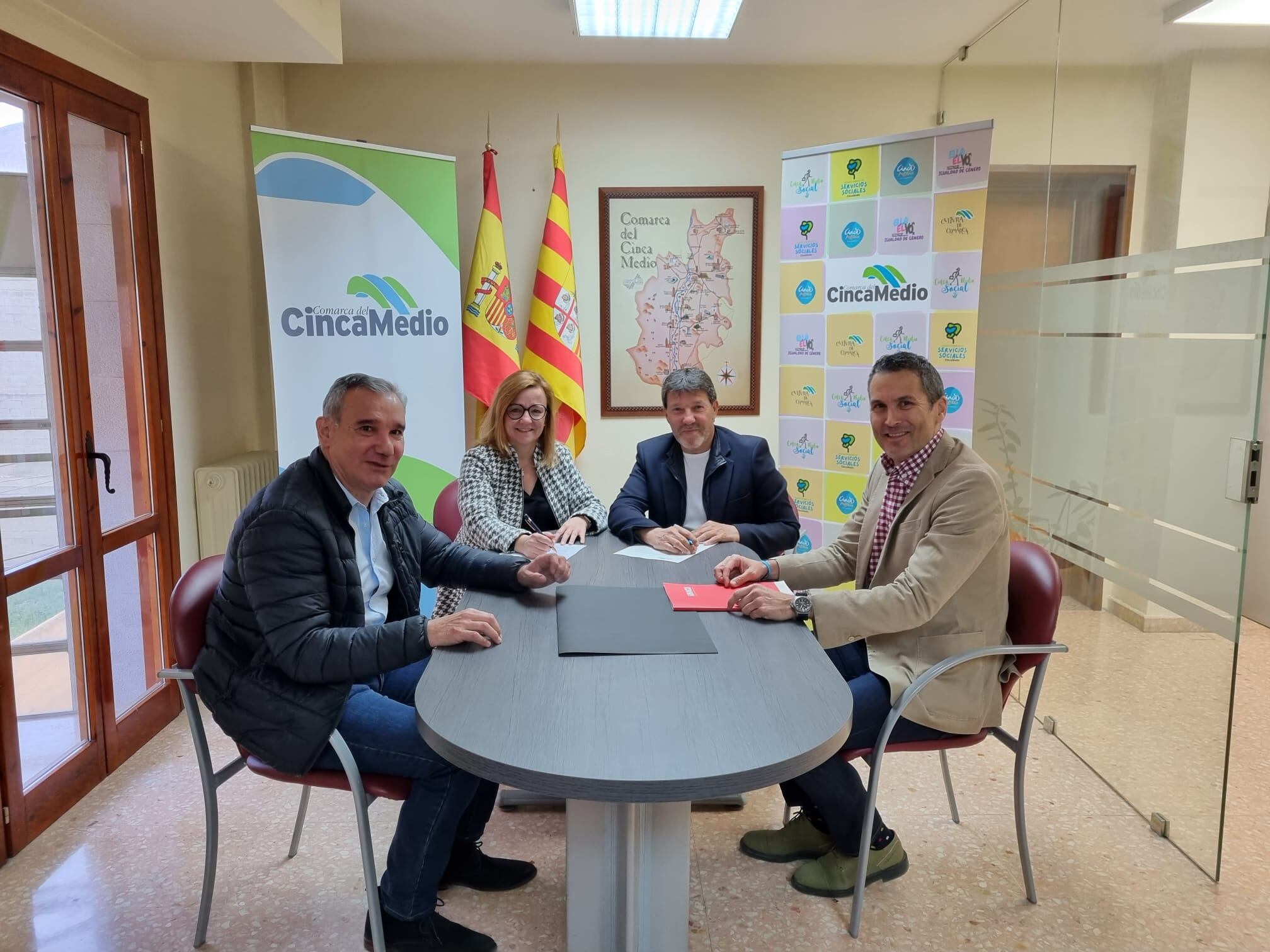 Firma del contrato para el inicio de las obras de la residencia para personas mayores de Fonz