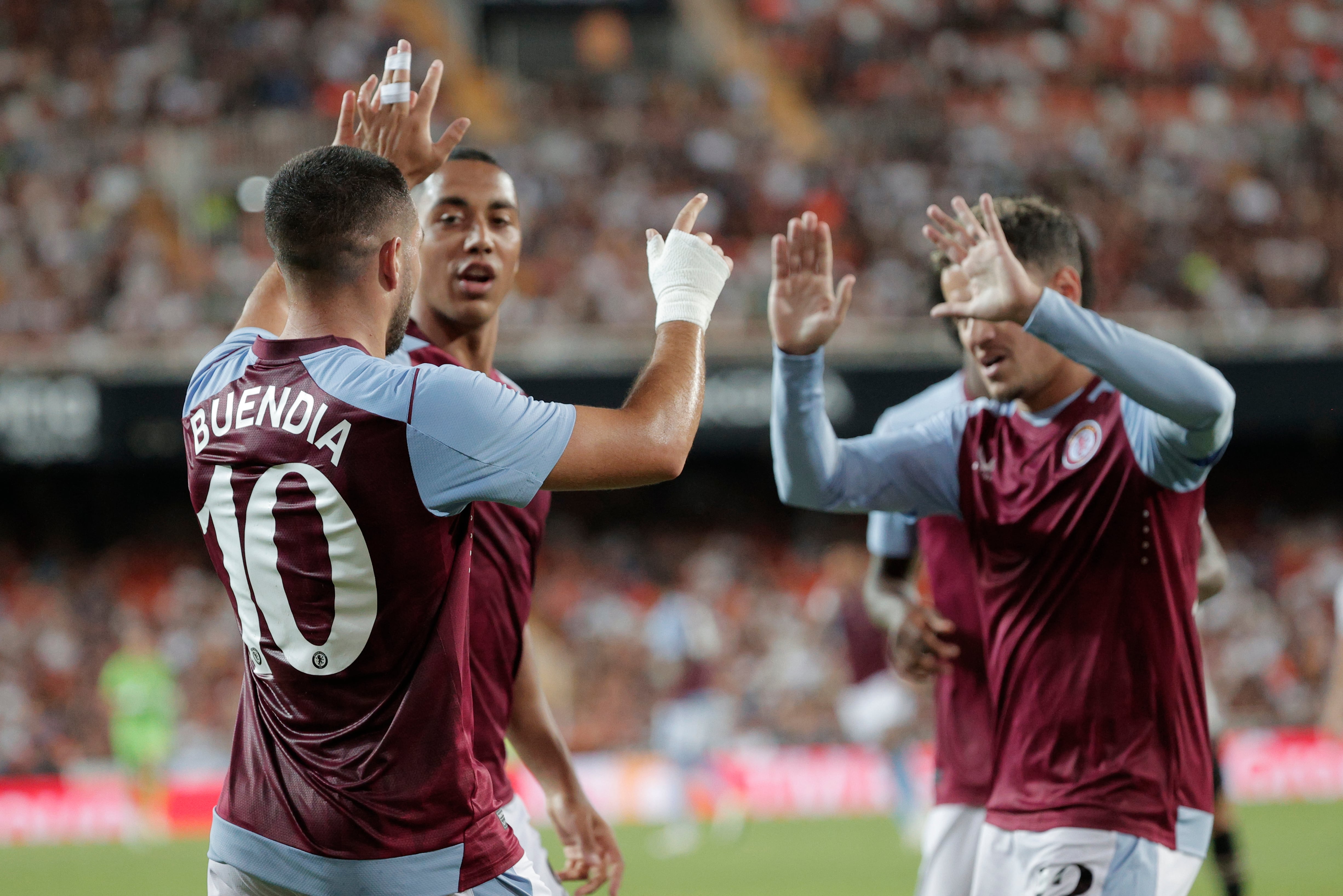 El centrocampista argentino del Aston Villa &quot;Emi&quot; Buendía (i) celebra con sus compañeros tras marcar un gol durante el encuentro correspondiente al Trofeo Naranja que Valencia CF y Aston Villa disputan hoy sábado en Mestalla.