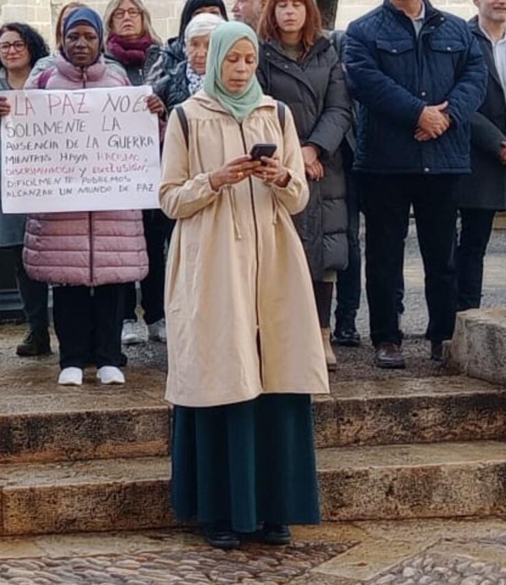 Nezha El-Hajjaji leyendo un manifiesto ante el Ayuntamiento de Huesca