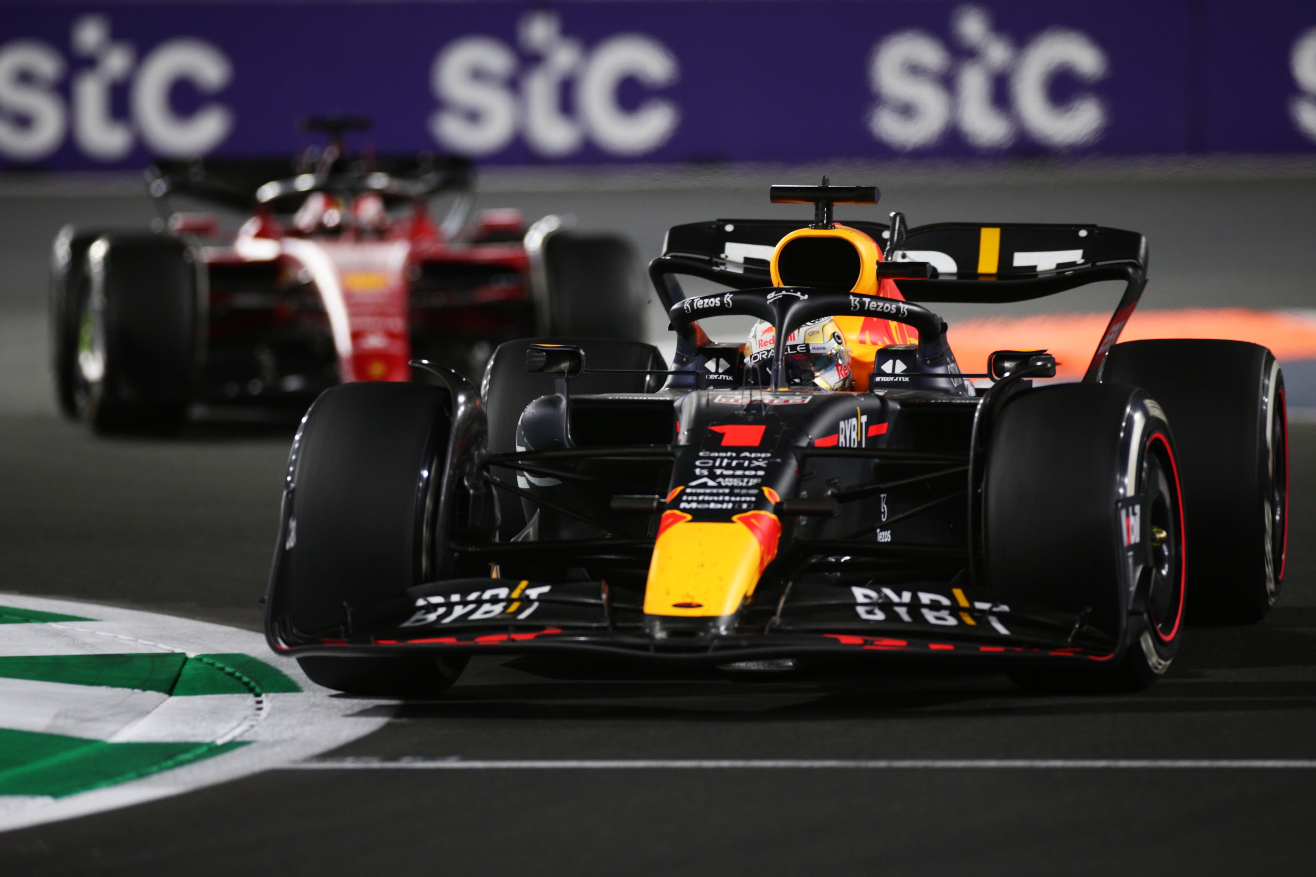 Max Verstappen liderando la carrera del GP de Arabia Saudí