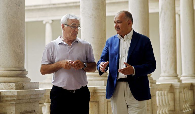 GRA223. VALENCIA, 05/06/2015.- Los portavoces municipales de Compromís, Joan Ribó (i), y el PSPV-PSOE, Joan Calabuig, se reúnen para tratar sobre el futuro gobierno de la ciudad de Valencia. EFE/Kai Försterling