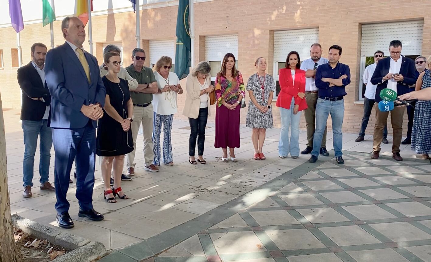 Foto del minuto de silencio guardado este martes en la UJA, con Nicolás Ruiz, su rector, al frente.