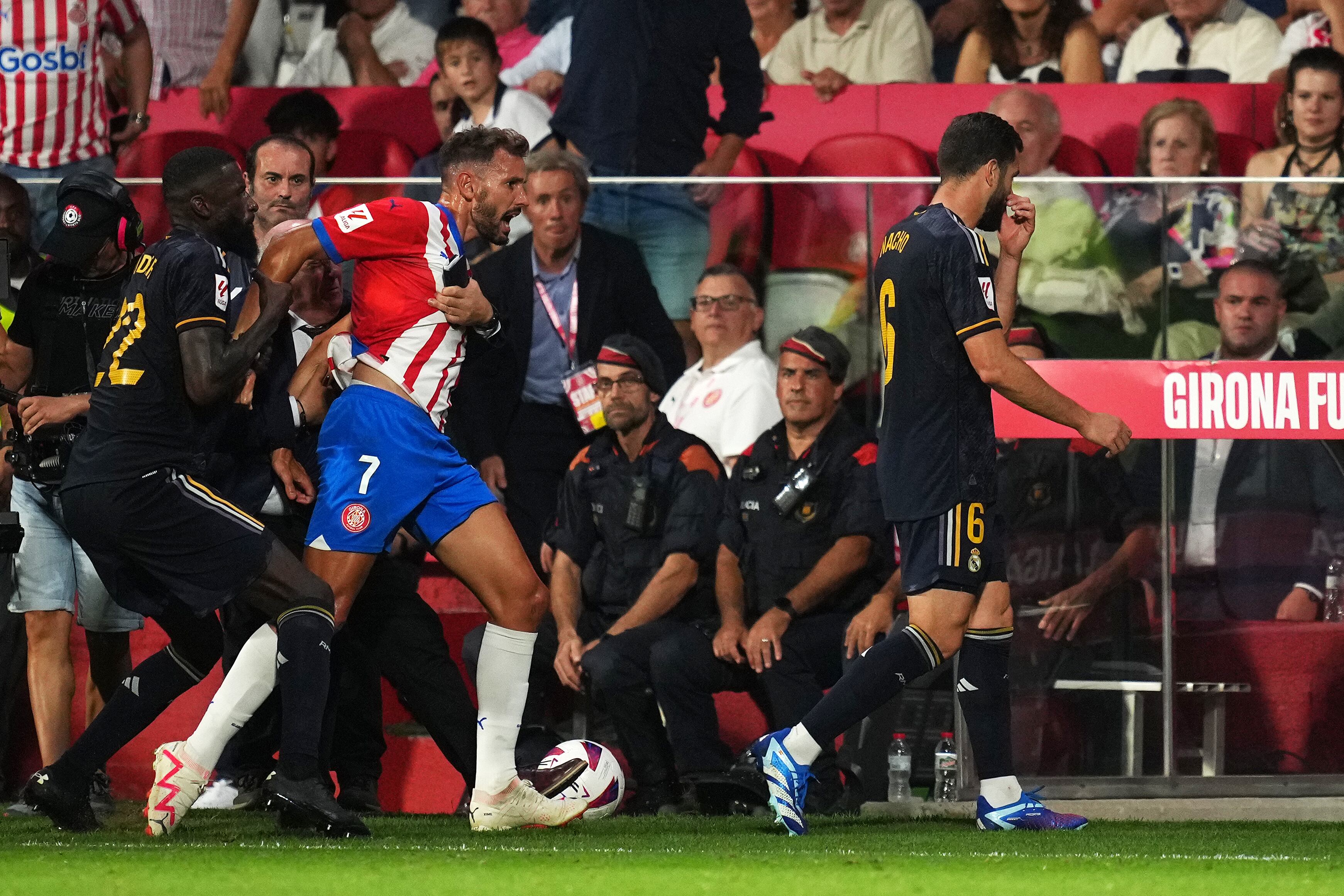 Christian Stuani, Rudiger y Nacho, tras la expulsión del central del Real Madrid por una entrada sobre Portu