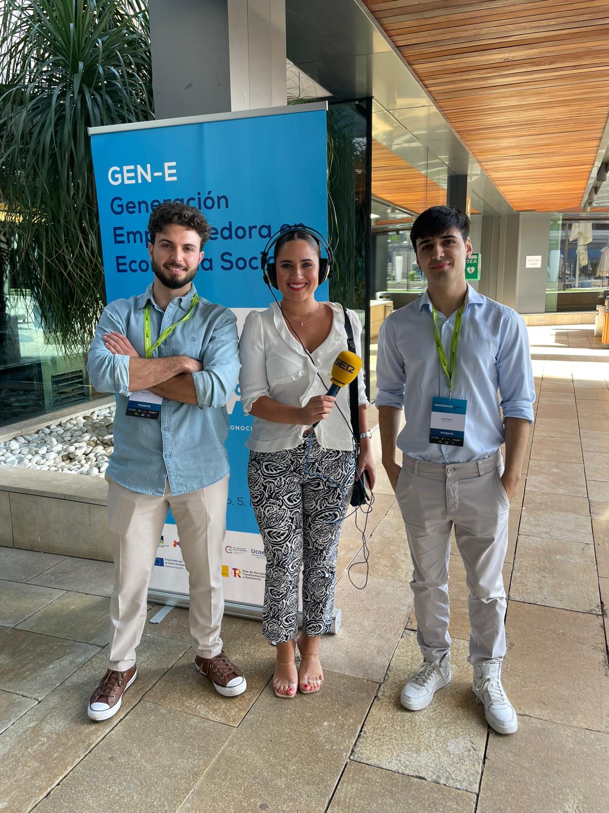 Nazaret Navarro junto a jóvenes emprendedores que han asistido a la Jornada Universidad Pyme Murcia.