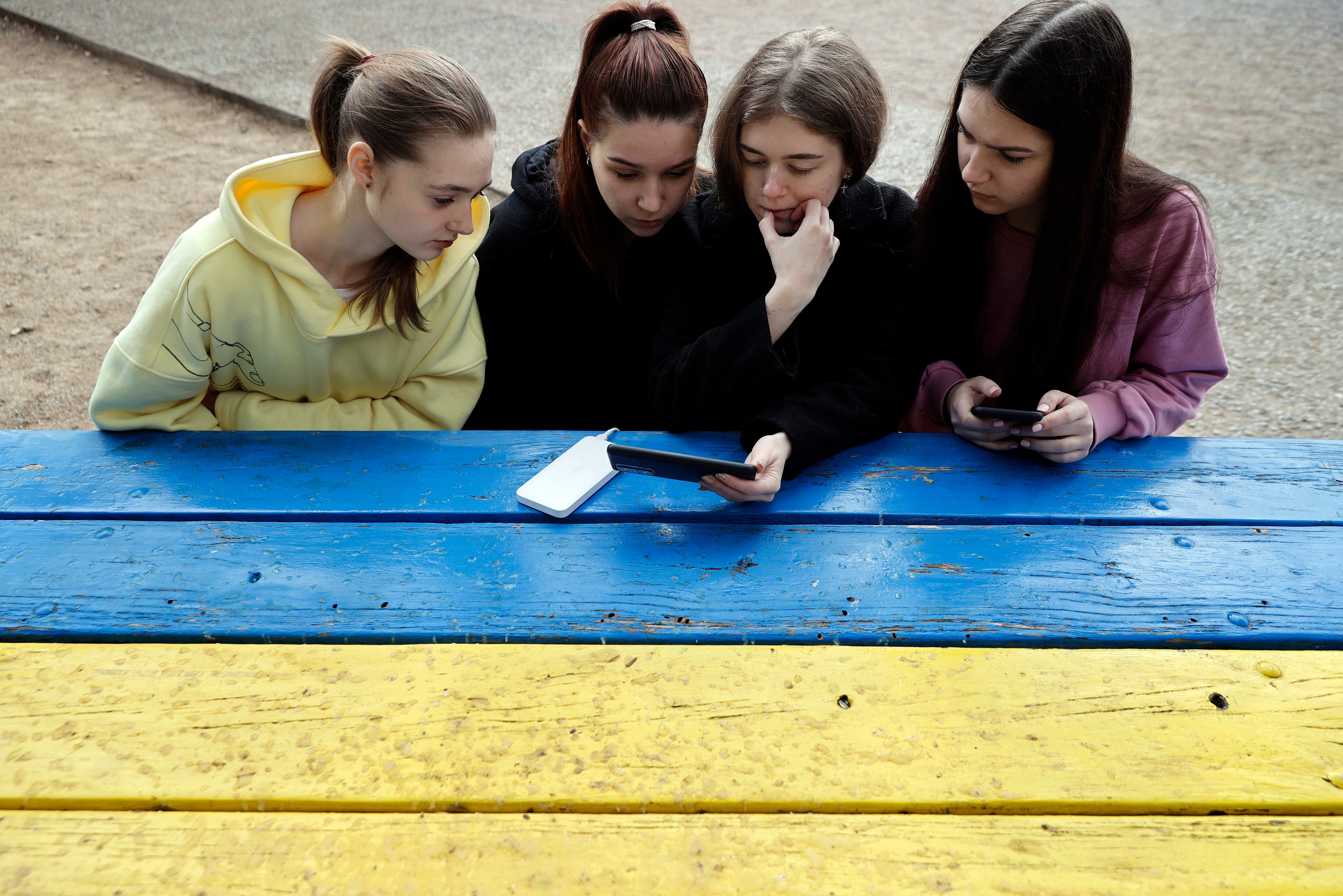Cuatro estudiantes miran las noticias en un teléfono móvil en un centro de acogida cuando la guerra en Ucrania las ha sorprendido de viaje en España, y aunque viven con mucha angustia y preocupación la situación de su país, se muestran muy agradecidos por la acogida que están teniendo.