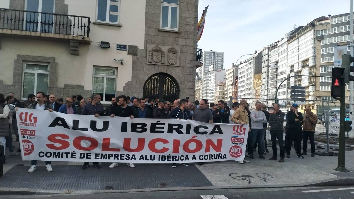 Trabajadores de Alu Ibérica exigen ante la Delegación del Gobierno soluciones a su futuro incierto