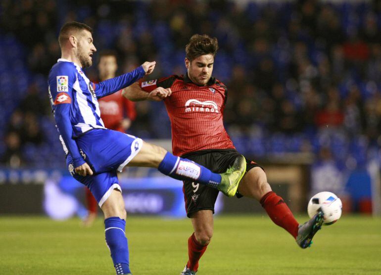 El delantero del Mirandés Abdón Prats con el balón ante el defensa del Deportivo Alberto Lopo durante el encuentro disputado esta noche en el estadio de Riazor correspondiente a la vuelta de los octavos de final de la Copa del Rey de fútbol.