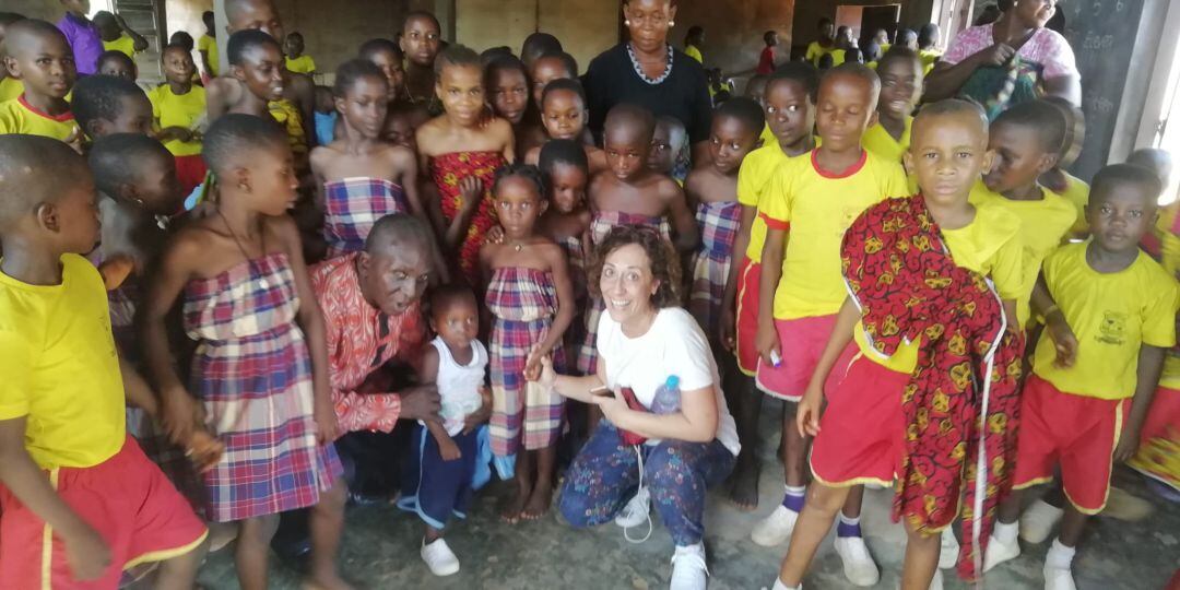 Regina Andrés con un grupo de escolares en Nigeria.