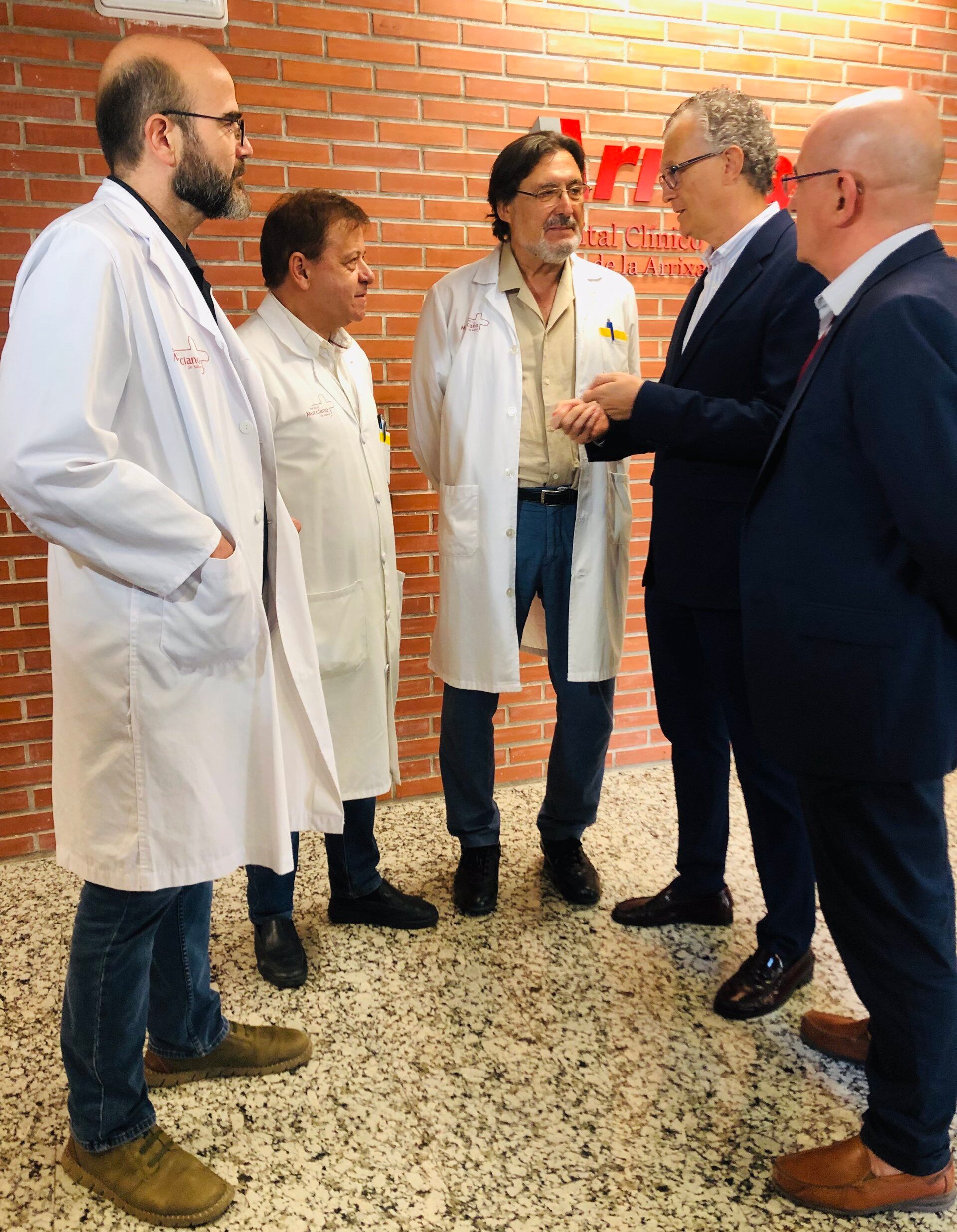 El consejero de Salud en funciones, Juan José Pedreño, en un encuentro con los profesionales del equipo de cirugía de la Arrixaca