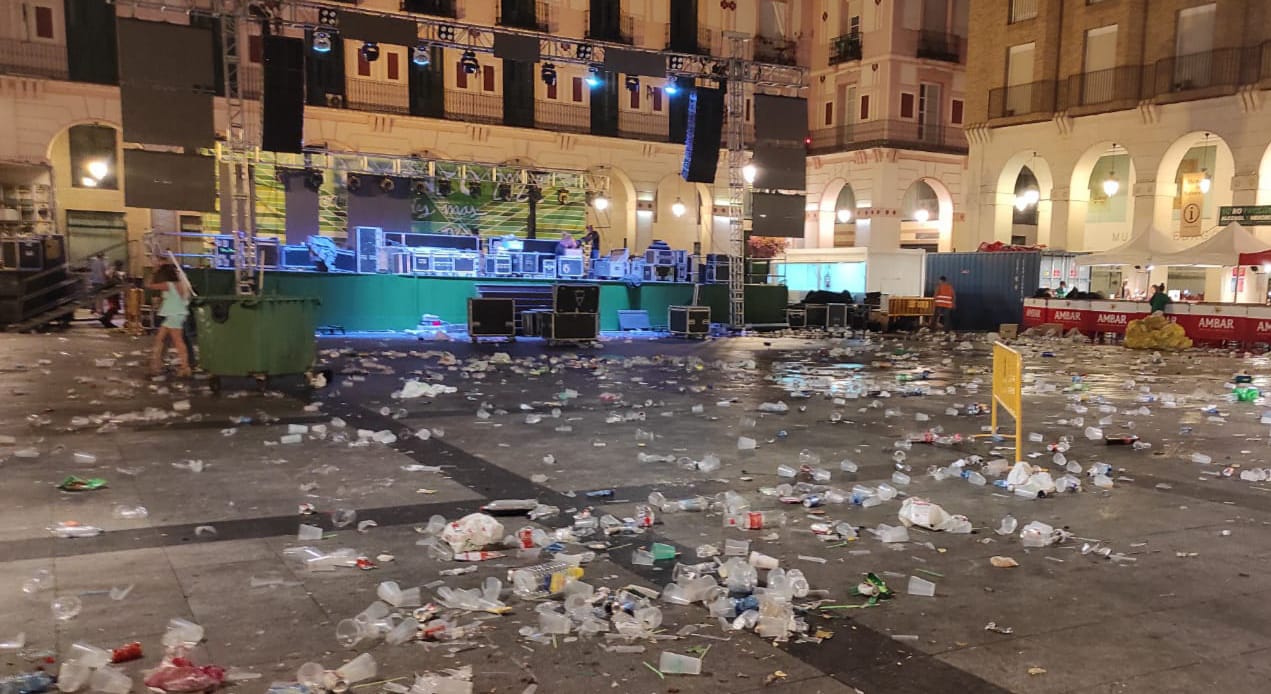 La plaza Luis López Allué llena de basura tras terminar la fiesta por la noche