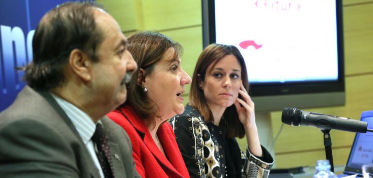 Alfonso Silva, presidente de los hosteleros de Castilla-La Mancha junto con Patricia Franco, consejera de economía y Ana Isabel Samper, directora de turismo de la región