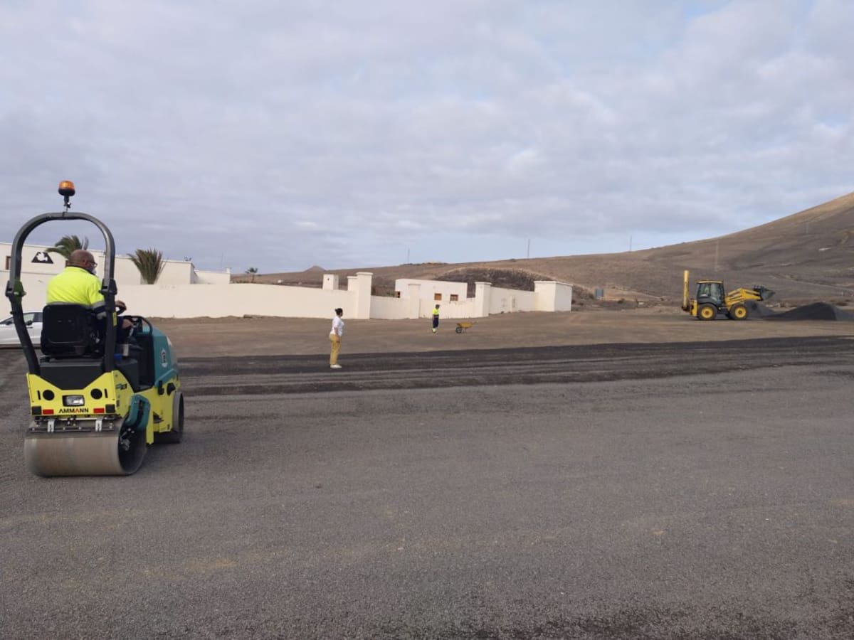 El Ayuntamiento acondiciona el parking del IES Yaiza e insiste en "la inacción del Gobierno de Canarias"