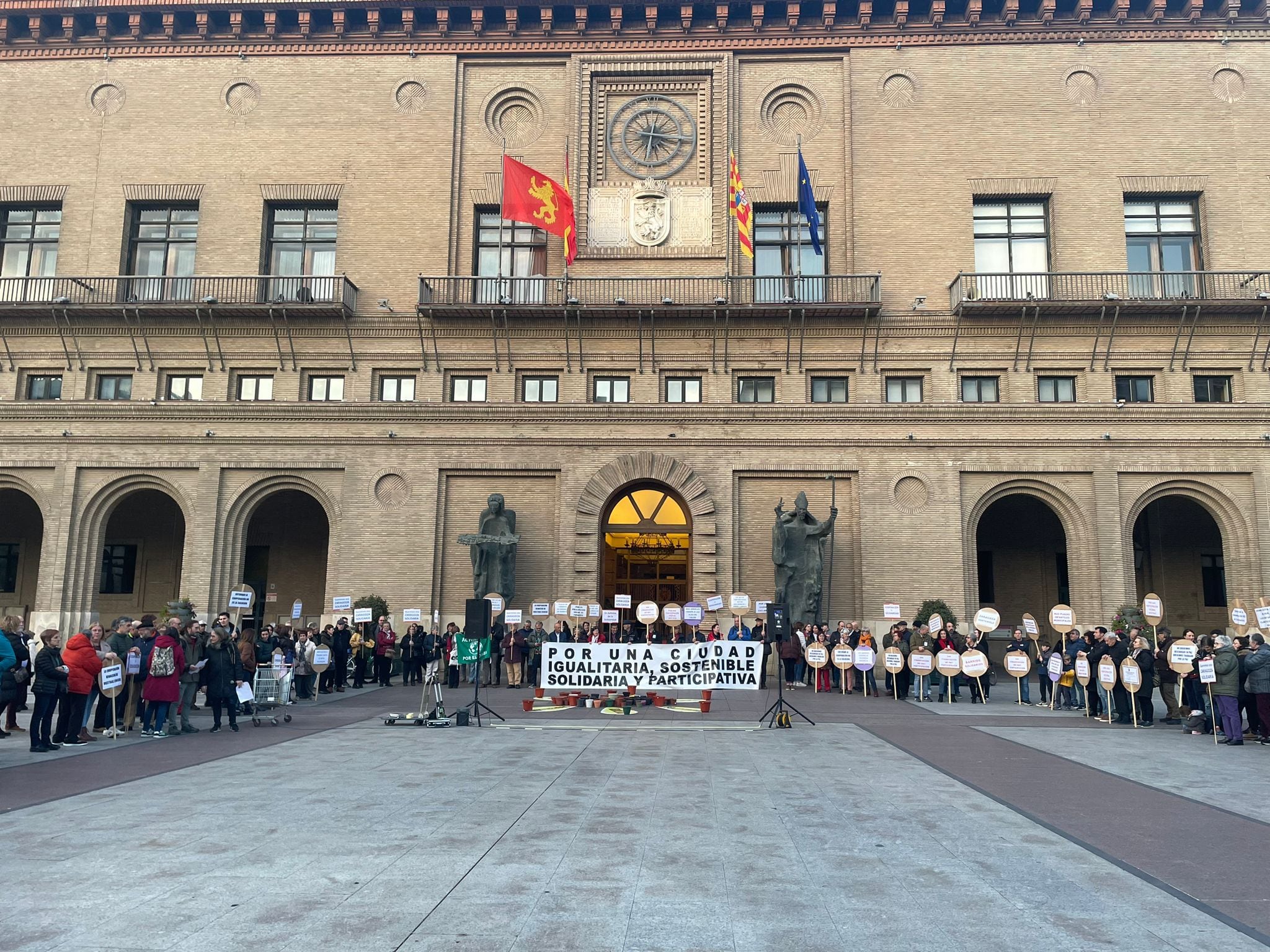 Concentración de las organizaciones de cooperación y participación en la plaza del Pilar de Zaragoza