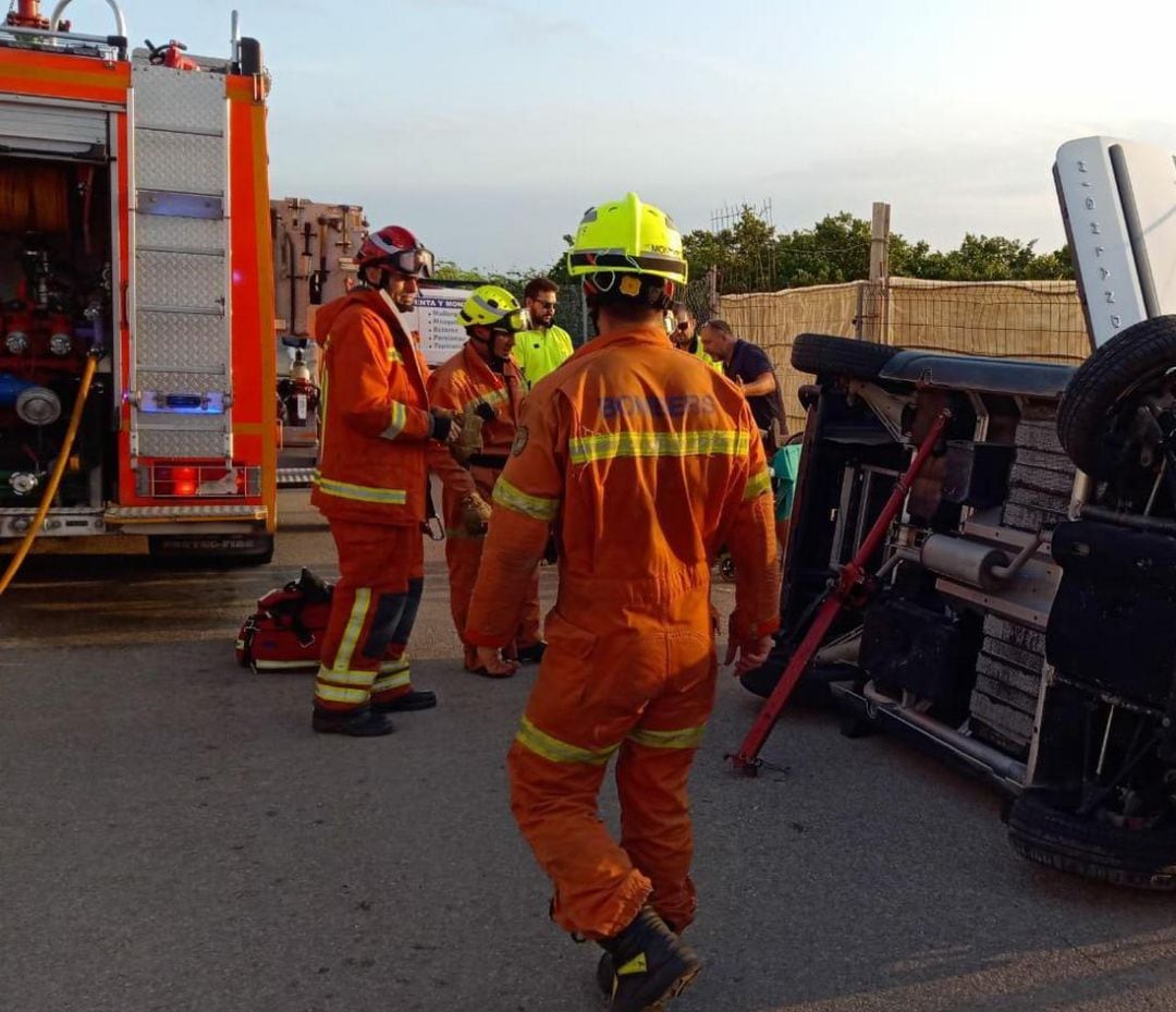 Los bomberos rescatan a una mujer atrapada en su coche en Xeraco. 