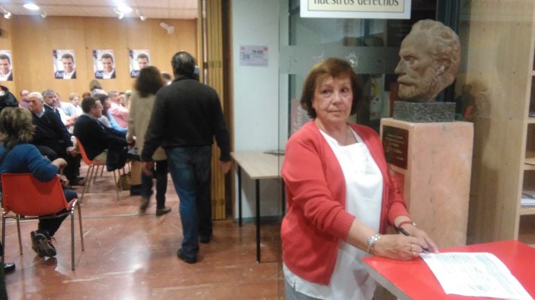 Mila Sandoval junto a la mesa de recogida de firmas, en la sede del PSOE