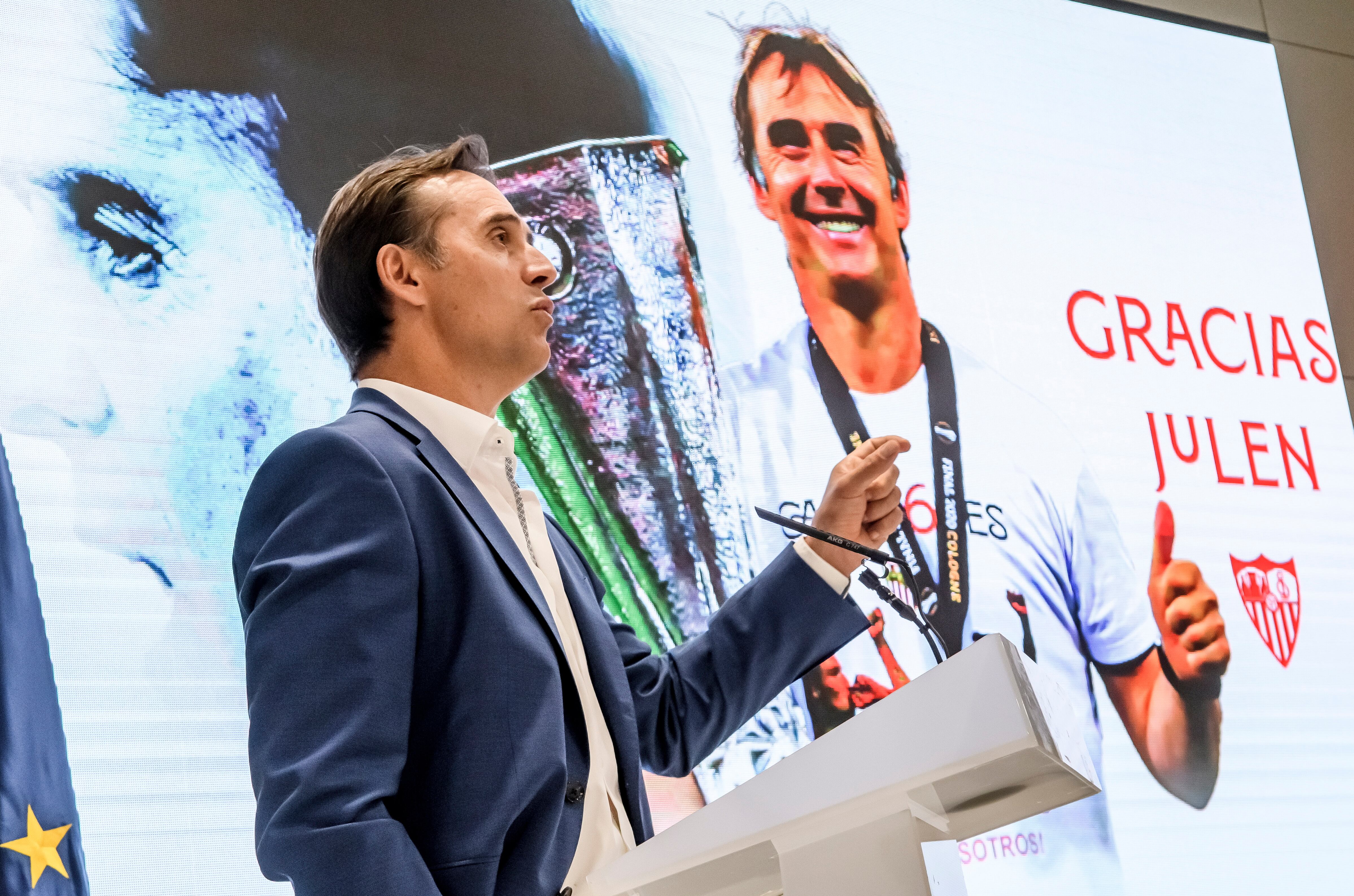 Julen Lopetegui durante el acto de despedida que le ha dedicado el Sevilla este jueves en el estadio Ramón Sánchez Pizjúan