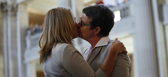 Sandy Stier y Kris Perry, recién casadas en la primera boda homosexual en California desde 2008.