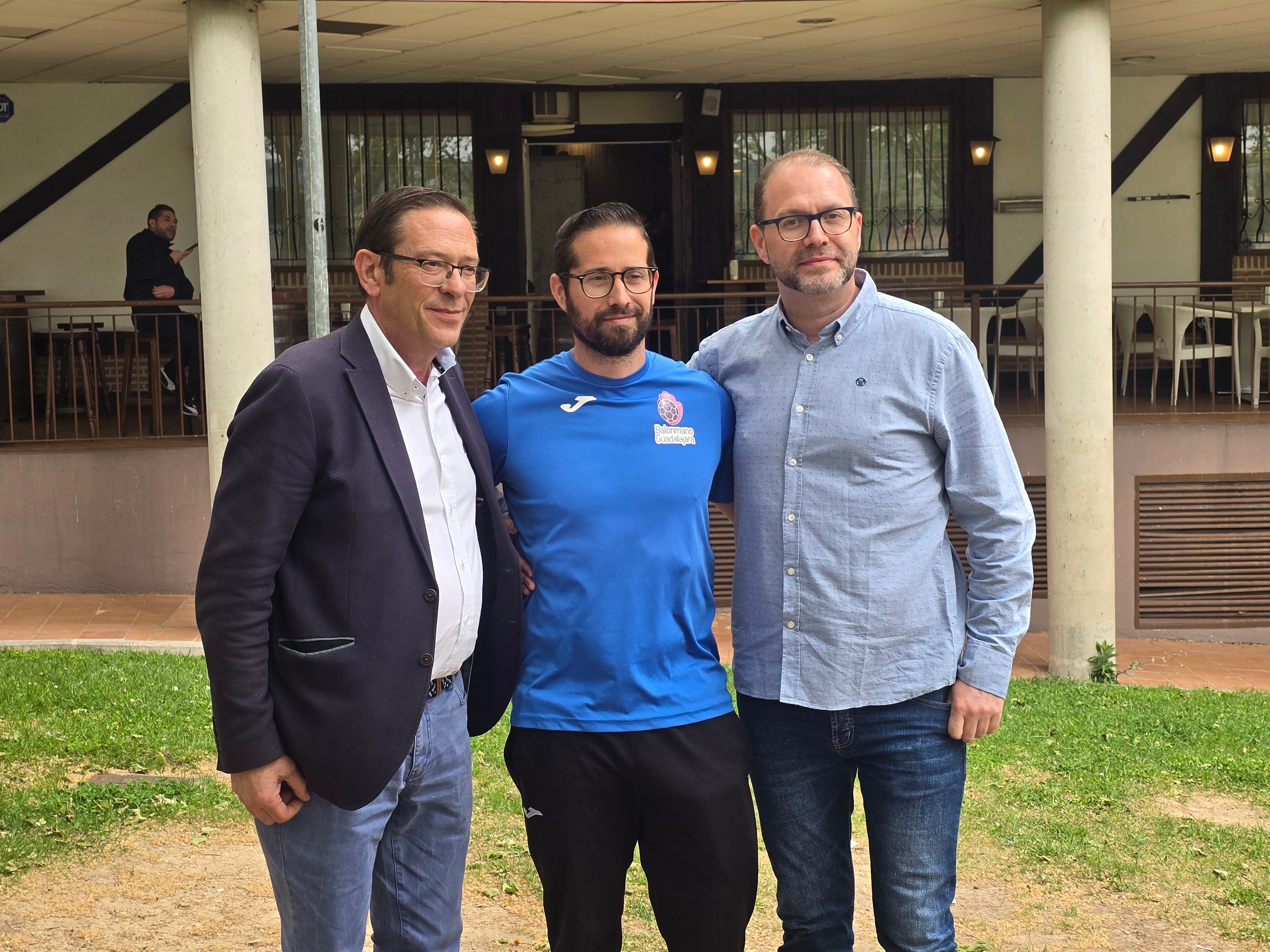 Alejandro Ortiz, presidente; Juan Carlos Requena, entrenador y Javier Palacios, director general del BM Guadalajara. Foto: BM Guada
