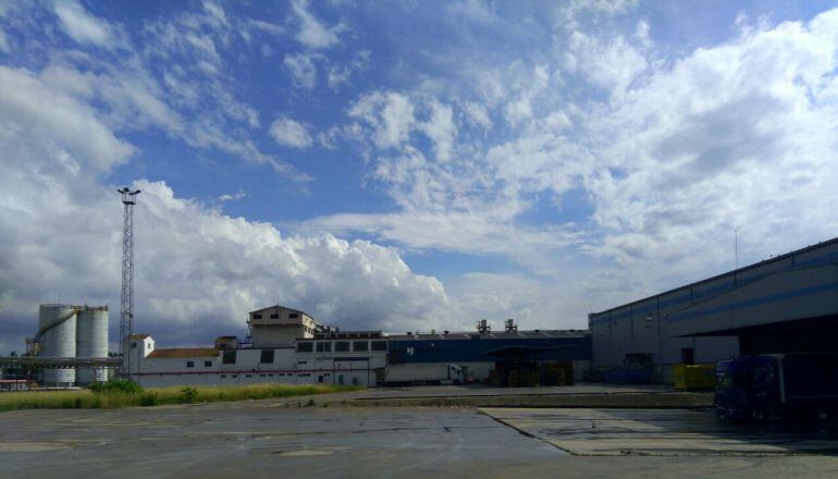 La fàbrica Hinojosa està fent reformes per limitar els sorolls i les males olors però els veïns encara no estan satisfets.