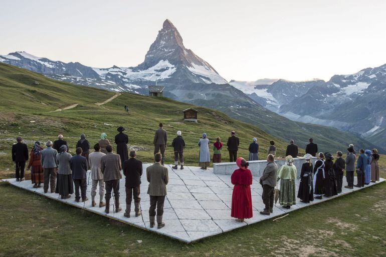 DS8761. ZERMATT (SUIZA), 09/07/2015.- Actores actúan en el estreno de la obra de teatro &#039;The Matterhorn Story&#039; hoy, jueves 9 de julio de 2015, en Riffelberg, Zermatt (Suiza). La obra esta basada en le historia &quot;El primer ascenso a montaño Matterhorn 150 años atrás. EFE/DOMINIC STEINMANN