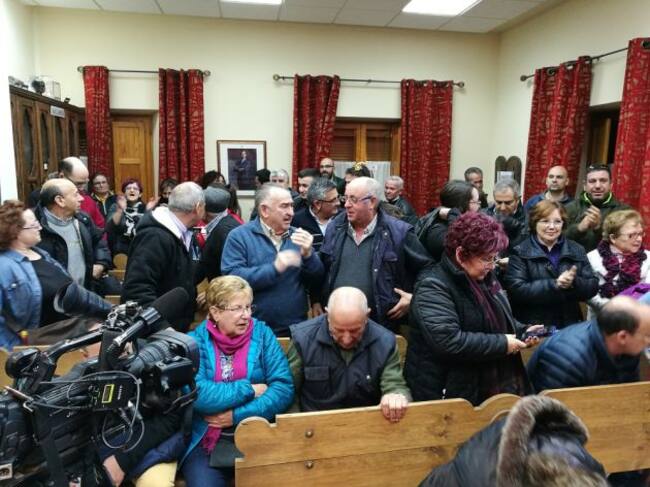 El salón de pleno del Ayuntamiento de Mudrián abarrotado de público