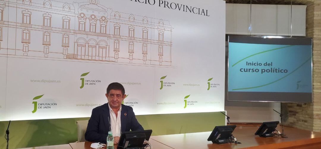 Francisco Reyes en el Aula de Cultura del Palacio Provincial.