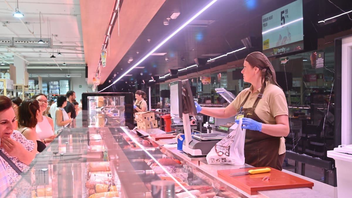 José Marín, edil de Empleo de Leganés, anima a los vecinos de Leganés a inscribirse en la oferta de empleo del nuevo supermercado