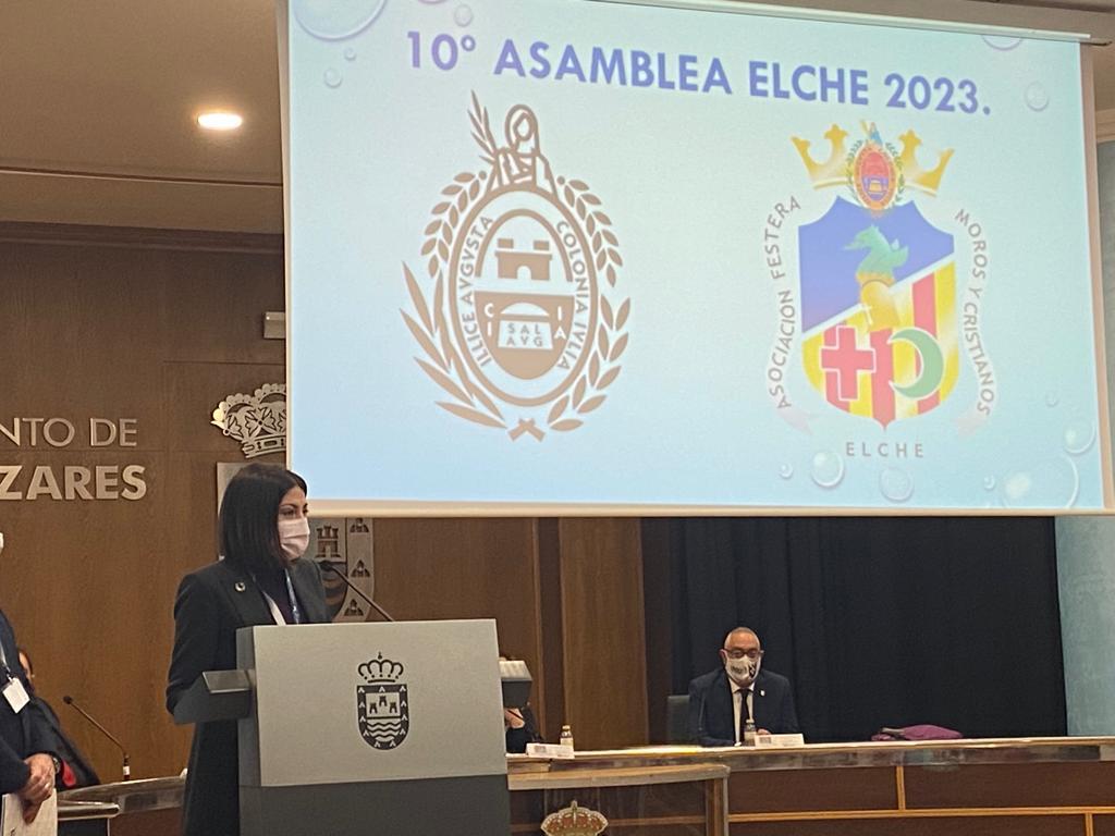 Mariola Galiana presentando la candidatura de Elche para acoger la asamblea del próximo 2023