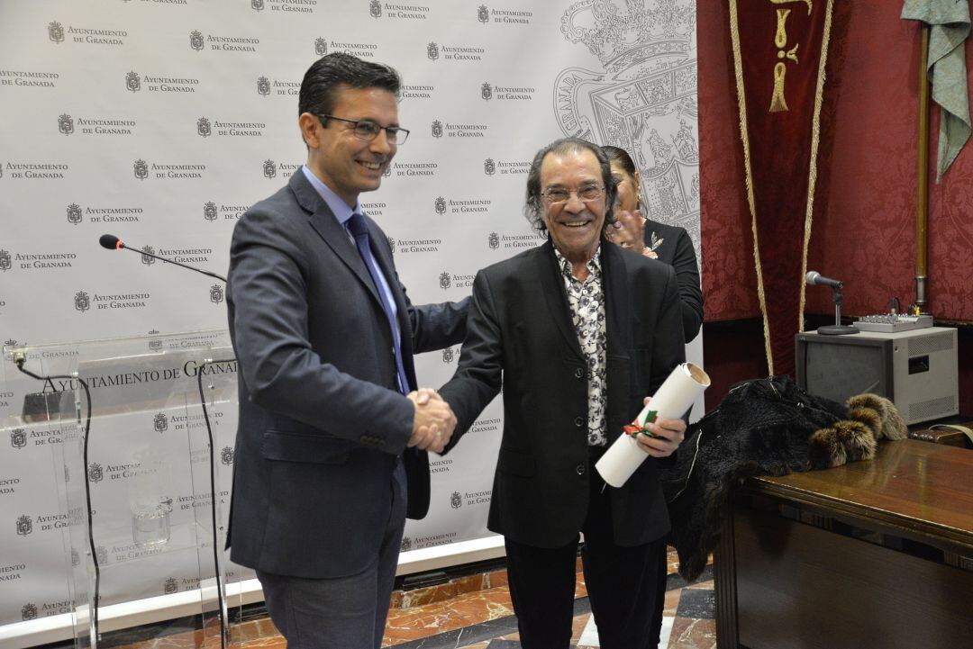 El alcalde entrega a Juan Habichuela el título de Embajador del Flamenco de Granada