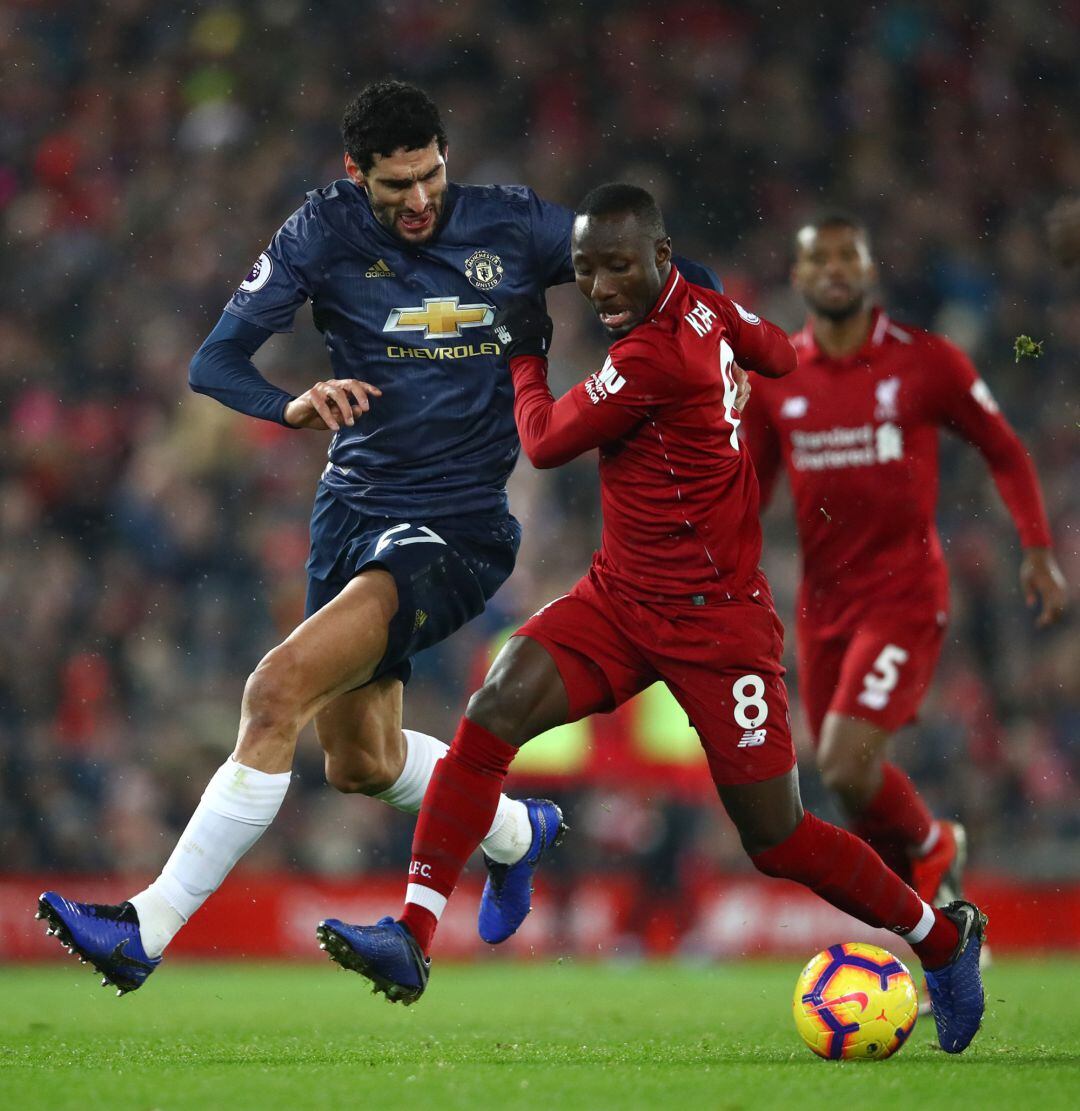 Fellaini pelea con Keita un balón