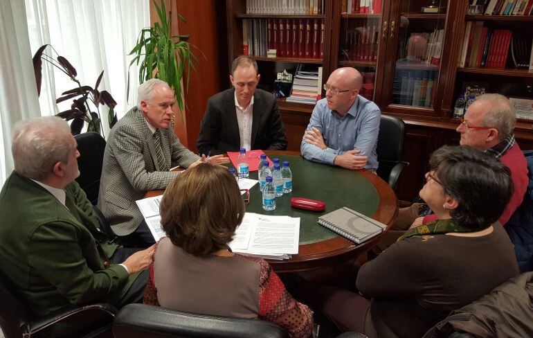 Reunión de la Dirección General de Salud y Delegación de la Junta con la Asociación de Vecinos del Barrio Pan y Guindas.