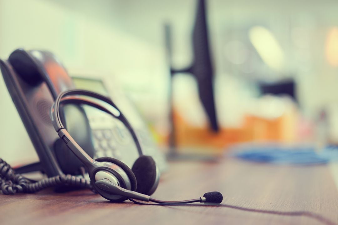 Teléfono en un &#039;call center&#039; de servicios de atención al cliente 