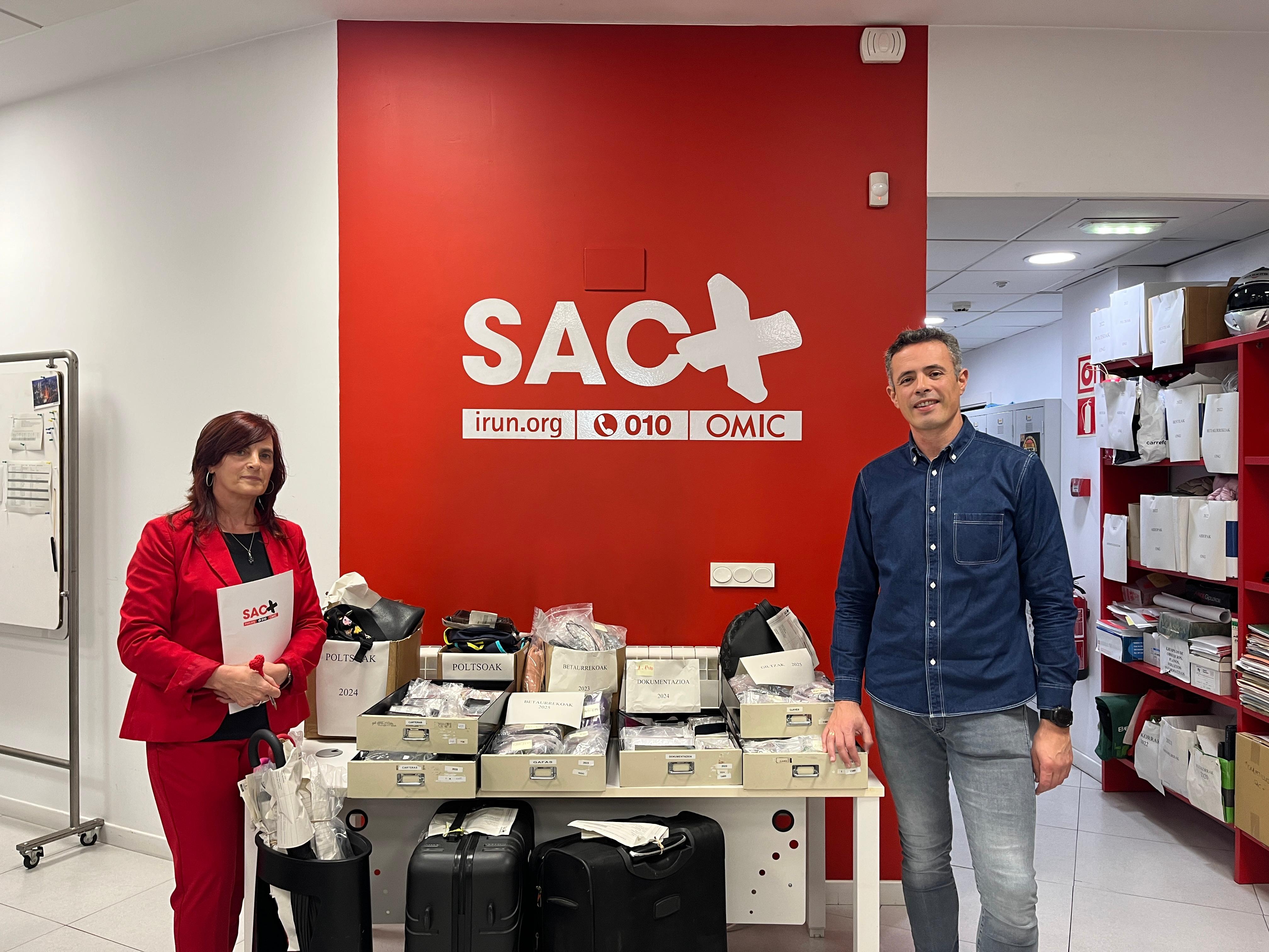  Izaskun Larrarte, responsable del SAC junto al delegado de Gobierno Abierto y Participación Ciudadana Jon Ugarte.