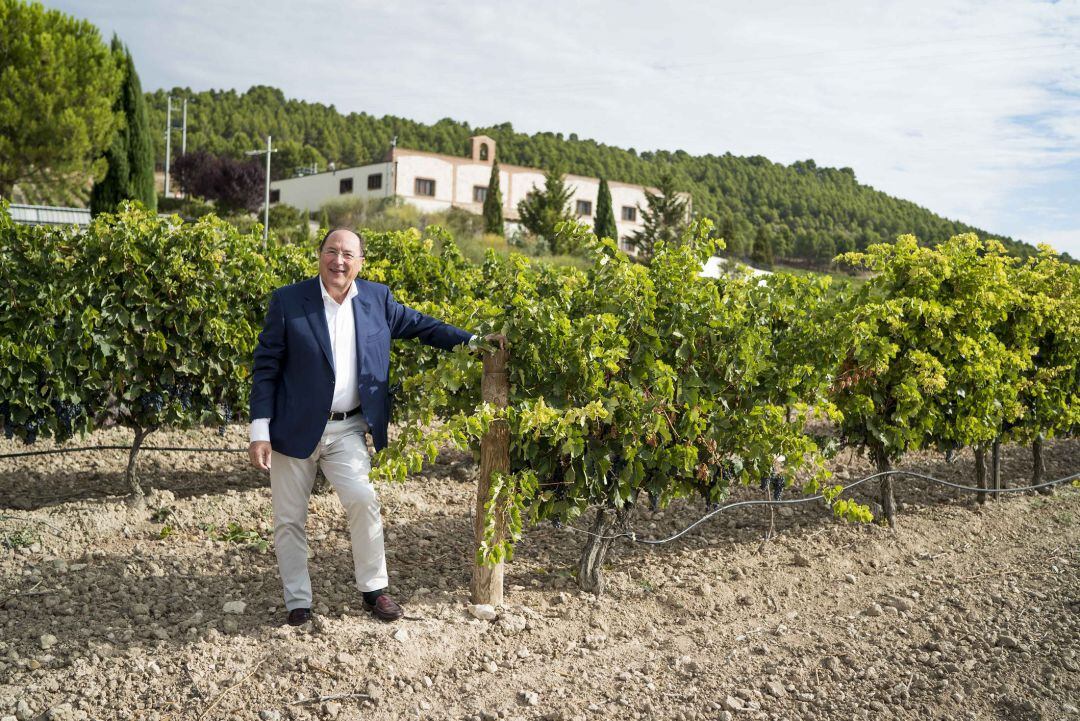 Carlos Moro junto a sus viñedos