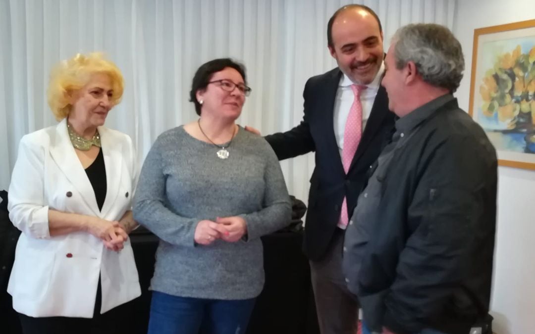 De izquierda a derecha: Carmen Flores, presidente de la Asociación del Defensor del Paciente de Ciudad Real; Ascensión, madre de Paula; Francisco Fernández Bravo, abogado defensor de Paula y Juan José, padre de Paula 